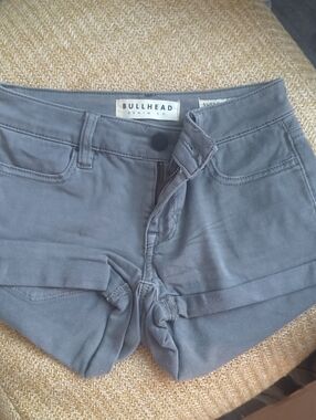 Bullhead Women's Gray Low-Rise Denim Shorts
